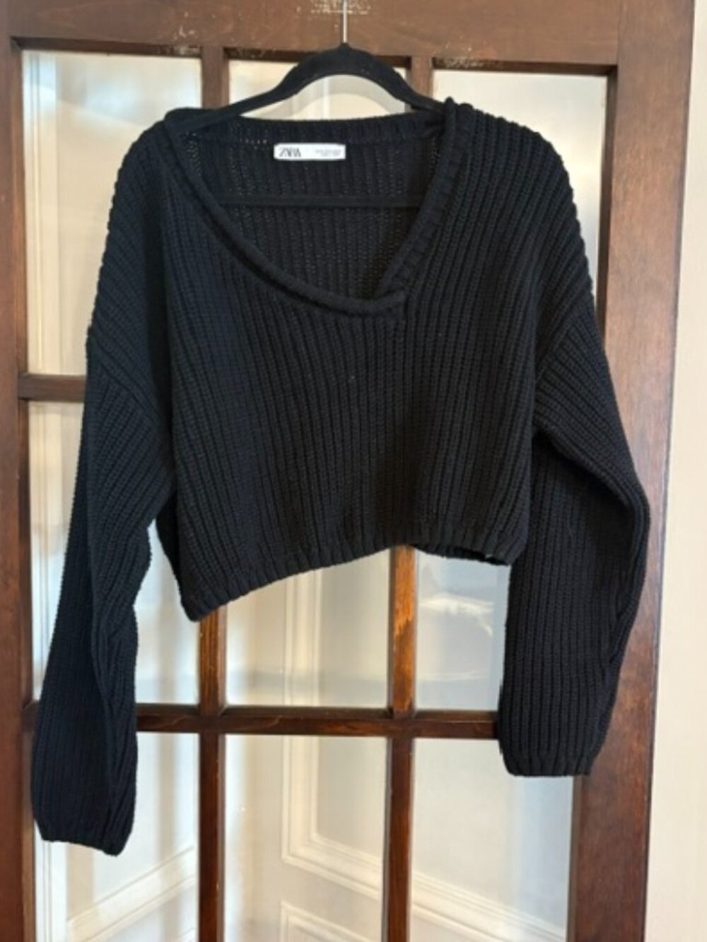 Zara Black Cropped V-Neck Sweater, Size Medium